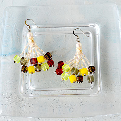 キューブビーズで作るタッセルピアス